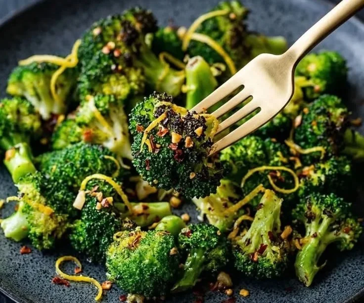 Easy Garlic-Infused Steamed Broccoli
