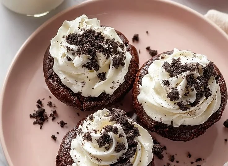 Double Chocolate Oreo Brownie Cupcakes - thegirlskitchen