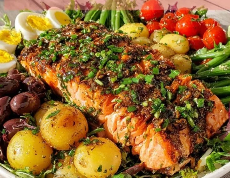 Quick Mediterranean Salmon Niçoise Salad