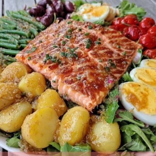 Quick Mediterranean Salmon Niçoise Salad featuring fresh vegetables and salmon.