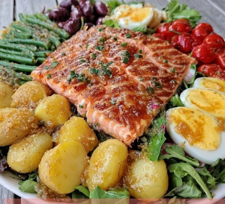 Quick Mediterranean Salmon Niçoise Salad featuring fresh vegetables and salmon.