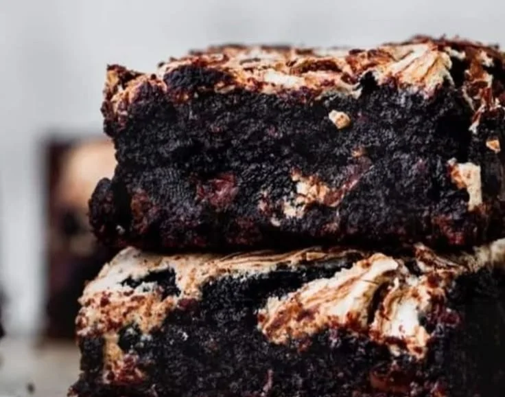 Fudgy marshmallow brownies topped with gooey marshmallows and chocolate drizzle