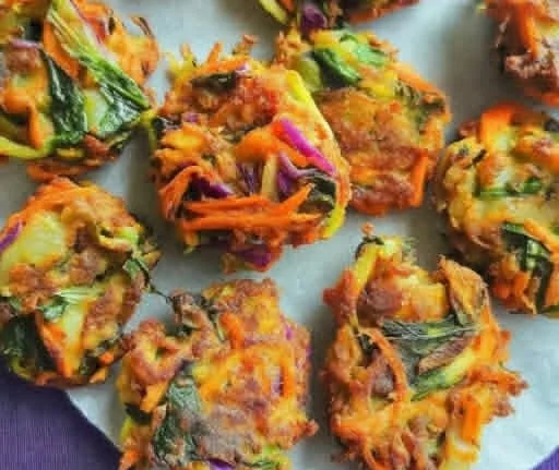 Delicious crispy vegetable pakoras served with dipping sauce